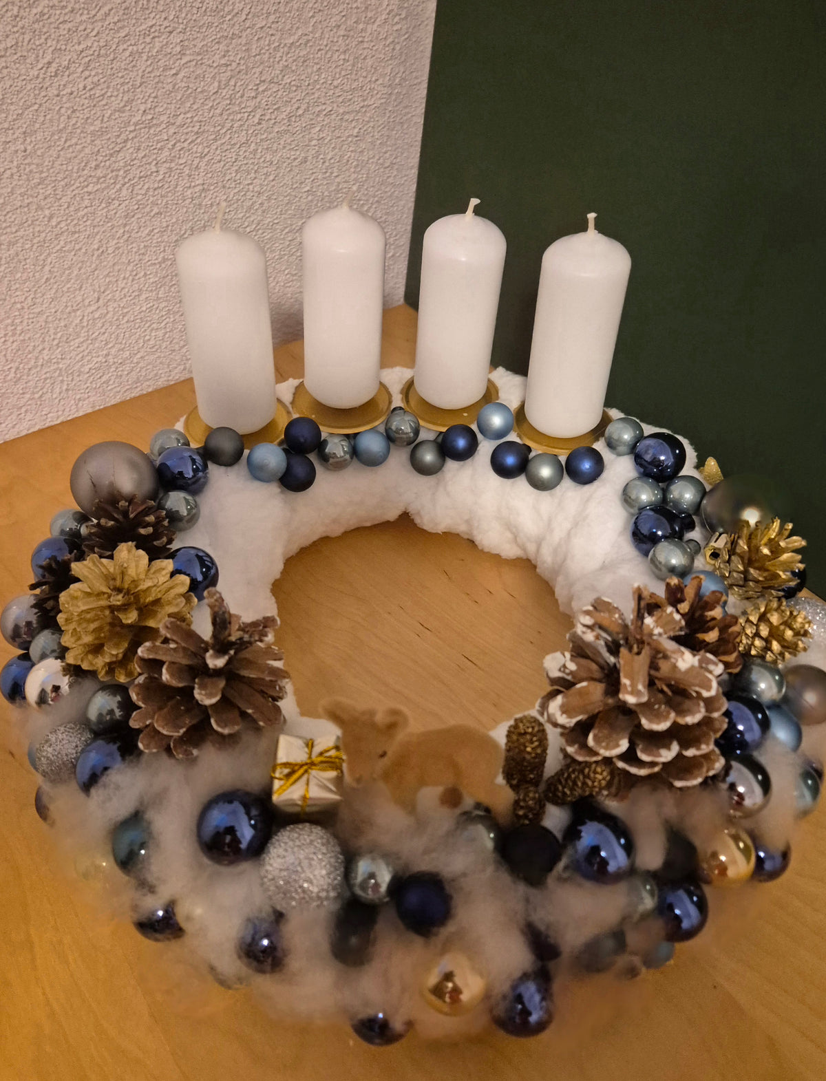 Handgemaakte blauwe adventskrans – zacht en sfeervol