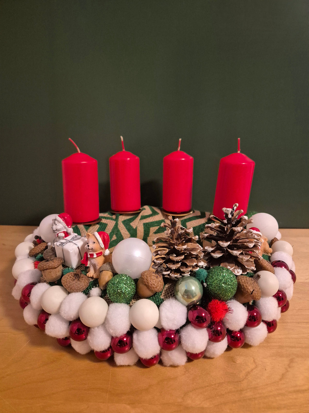 Handgemaakte adventskrans – een gezellige kerstkrans met drie katten